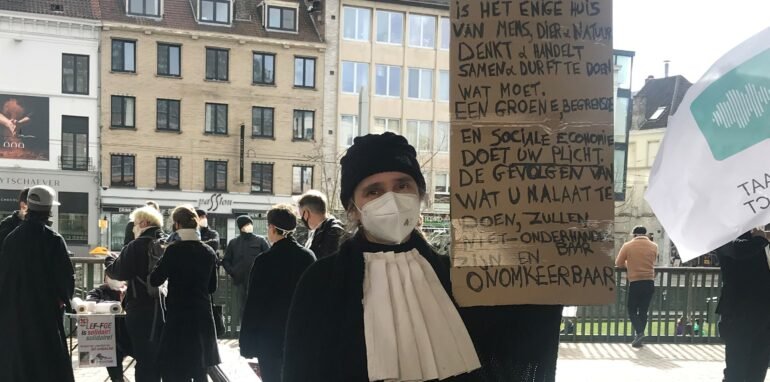 Klimaatadvocate met protestbord
